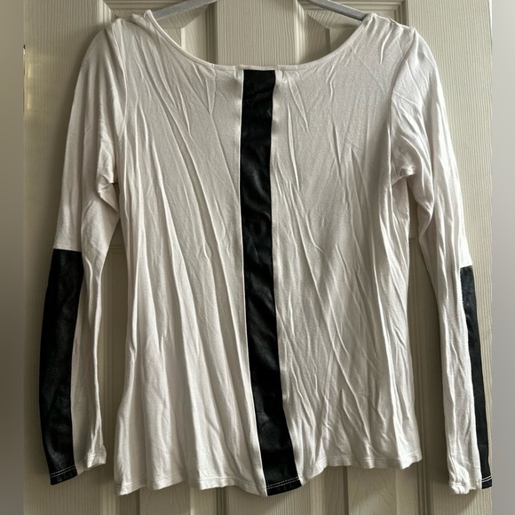Stylish White and Black Women's Top - Picture 4 of 5